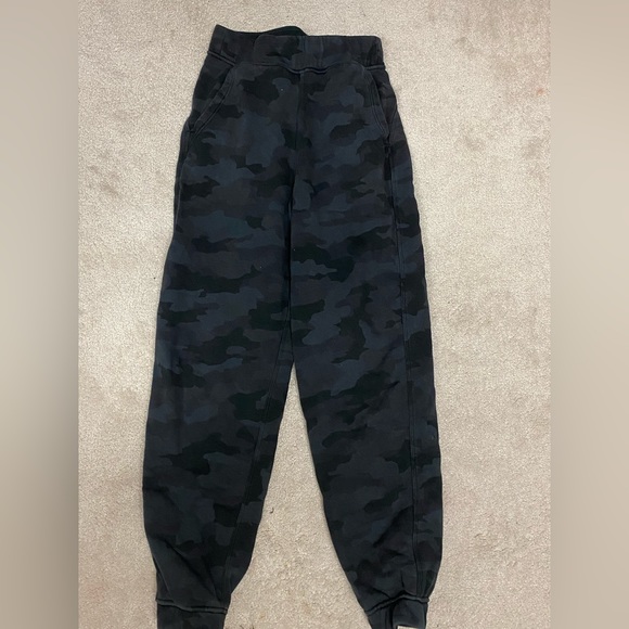 Lululemon relaxed high rise camo joggers in size 0 (XXS) - Picture 1 of 4